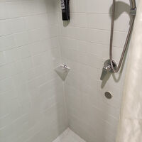 便器とシャワールームは仕切りアリ