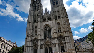 見事なステンドグラスなど見所沢山のサンミッシェル大聖堂