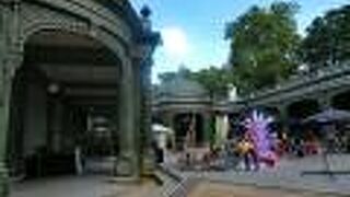 ブリュッセル公園内にある古風な建物、レストラン＆社交場