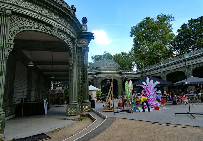 ブリュッセル公園内にある古風な建物、レストラン＆社交場