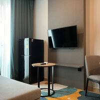 キッチンにも小型冷蔵庫がありますが、大型冷蔵庫がもう一台