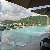 プラントビューのプール、夜は川崎と同じく幻想的ですよぉ