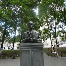 公園にあるボードワン国王の銅像