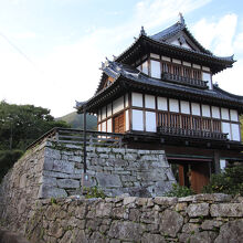 復元された楼門