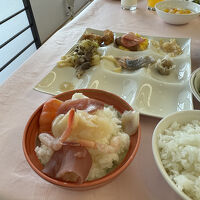 朝食バイキングには海鮮丼も！