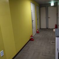 靴はここに入れてから廊下を歩きます