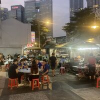 ホテル前の　屋台とコンビニ