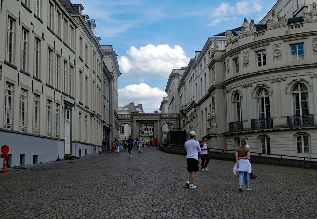 中世建造の建物に囲まれたミュージアム・スクエア