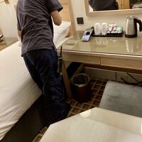 奥さんと話しながらベッドメイキング