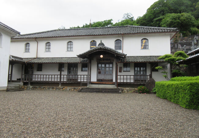 町民たちの寄付によって建てられた明治のハイカラな建物です