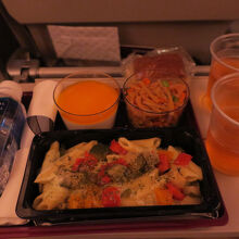 チーズのパスタ。マンゴーとココナツのムースみたいな奴が美味い