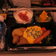 スクランブルエッグ。卵の味付けが日本ぽくなくおいしい。