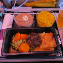 ハンバーグ。これは歴代の機内食で多分一番美味しかったかも。