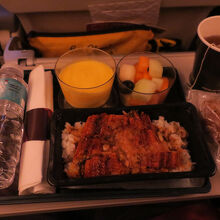 鰻丼。これが6食の内で唯一イマイチでした。
