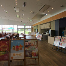 フードコートスタイルのレストラン