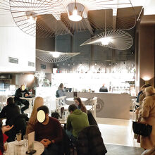 ショップ併設のカフェのオシャレな店内