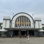 約30年分の思い出...バンコクのファランポーン駅の小さい版っぽい駅舎の『Kota駅』（コタ駅／コタ地区／ジャカルタ／インドネシア）