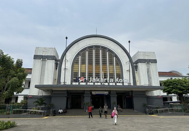 約30年分の思い出...バンコクのファランポーン駅の小さい版っぽい駅舎の『Kota駅』（コタ駅／コタ地区／ジャカルタ／インドネシア）