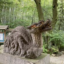 狛犬ではなく狛龍。こちらは天龍