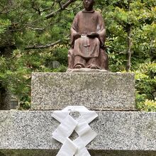 かぐや姫の舞台とされる伝承がある場所に大伴家持の像が。