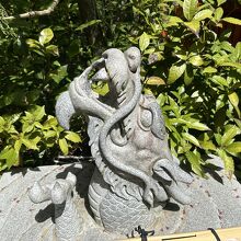 中の玉を回しながら願うと叶うとされる(24年に玉はなかった)