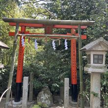 稲荷山遥拝所。この降臨石こそが最強のパワスポポイント