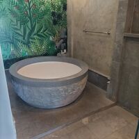 横にシャワーブースあり。