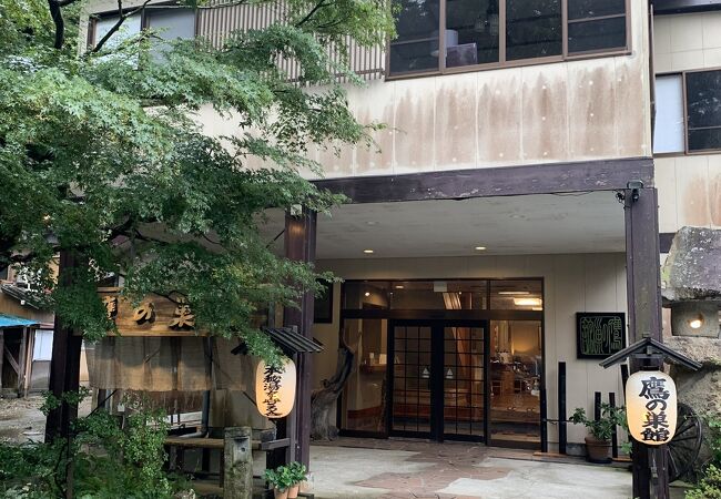 吊り橋を渡る宿　鷹の巣館