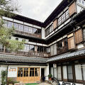 木造三階建ての登録有形文化財に指定されている静かな宿