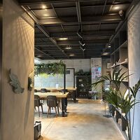 エレベーターの向こうがカフェ