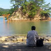 海の中に立つ赤い鳥居と小島