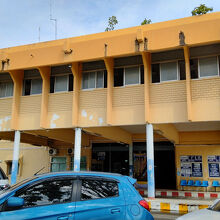 道路を挟んでチェンマイ第二バスターミナル