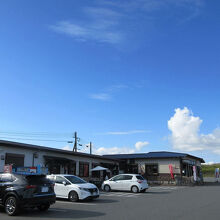 広い駐車場と売店、トイレがあります