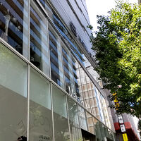 このビルの3Fがフロントです