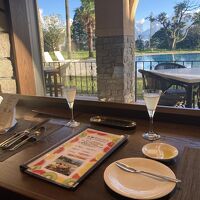 レストランからは外のプールも見えます