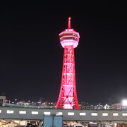 夜は赤くライトアップされ昼間のタワーとはまた違った雰囲気を醸し出します。