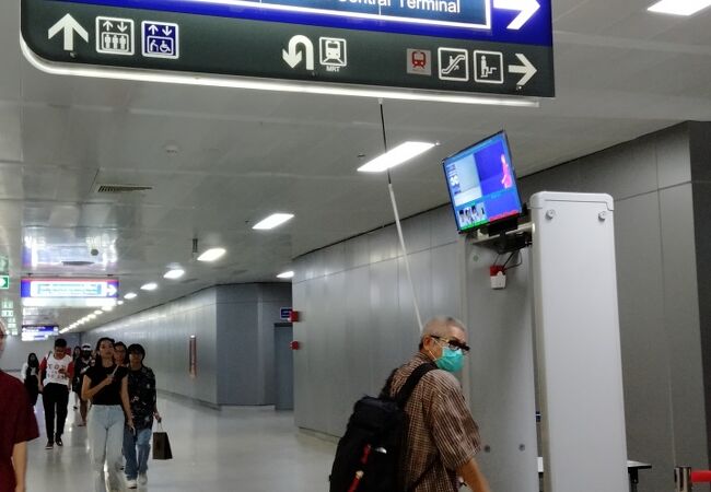 バーンスー駅改めクルンテープ・アピワット中央駅