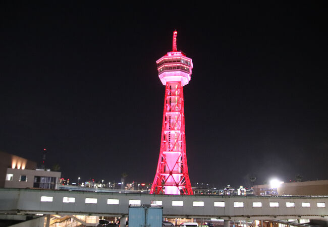 夜は赤くライトアップされ昼間のタワーとはまた違った雰囲気を醸し出します。