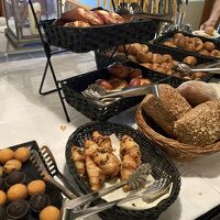朝食ハイキングのパンコーナー。プレッツェルが美味しい