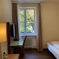 部屋の窓からの緑が落ち着く