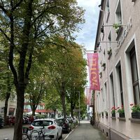 ホテルのある通り。右側がホテル