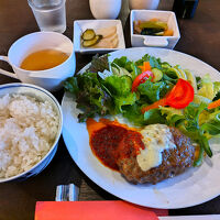 夕食は川向うの古民家レストランでいただいたハンバーグ定食