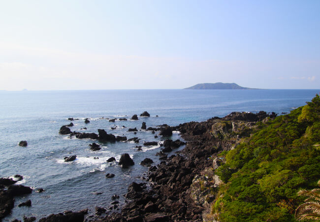 鬼岳や火ノ岳から流れてきた溶岩からなり、黒々でゴツゴツした岩の海岸が7ｋｍにわたり続いています。