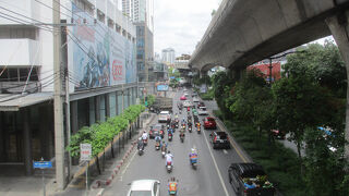スクムウィット通り名物の渋滞