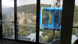 ロープウェイで壮大な渓谷の上空を渡ります（シーニックワールド）