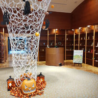 イーストロビーのハロウィーンの飾りつけ