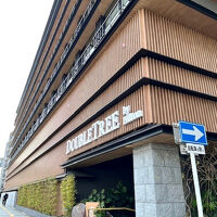 入り口が道路より下がった位置にある