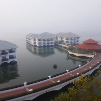 部屋からの景色　西湖に浮かぶ宿泊棟とサンセットバーの建物