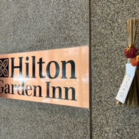 大きな通りに面した明るい雰囲気のホテル