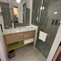 ガラス張りのシャワールーム